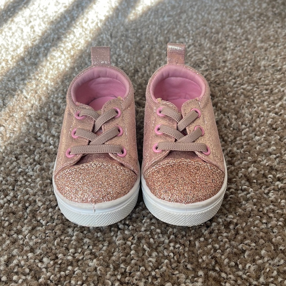 Sparkle pink oomphies: Size 5c ( Gently used)